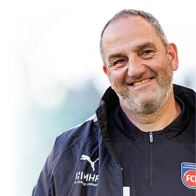 firo : 29.03.2025, Fussball, Fu ball, 1. Liga, 1.Bundesliga, Saison 2024/2025, VfL Wolfsburg vs 1. FC Heidenheim Head coach Trainer Frank Schmidt of 1.FC Heidenheim looks on Portrait