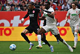 Fu ball: Bundesliga, FC Augsburg - Eintracht Frankfurt, 30. Spieltag, WWK Arena. Frankfurts Hugo Ekitik (l) im Zweikampf mit Augsburgs Chrislain Matsima.