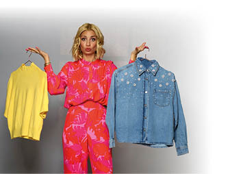 “That's My Style": Moderatorin Susan Sideropoulos tr gt einen roten Einteiler und schaut in die Kamera. In ihrer rechten Hand h lt sie einen B gel mit einem gelben Pullover und in ihrer linken Hand einen B gel mit einem Jeanshemd.