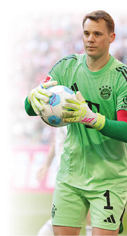 firo : 10.05.2025, Fussball, Fu ball, 1. Liga, 1.Bundesliga, Saison 2024/2025, FC Bayern M nchen - Gladbach Borussia M nchengladbach 2:0 Siegerehrung Deutscher Meister Goalkeeper Manuel Neuer of FC Bayern M nchen Torwart plays the ball Einzelaktion