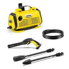 Ein gelber Hochdruckreiniger mit dem Schriftzug K rcher. Daneben liegt das Zubeh r: ein aufgerollter Schlauch und drei unterschiedliche Reinugungsd sen.