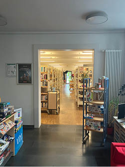 Blick in die R umlichkeiten der Stadt- und Kreisbibliothek S mmerda. Man sieht Regale mit B chern.