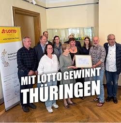 Der Sprecher des Landesnetzwerks der Kulturf rdervereine Th ringen bergibt die Auszeichnung zum Kulturf rderverein des Monats Juli an den F rderverein der Stadt- und Kreisbibliothek der Stadt S mmerda in den R umen den Bibliothek.