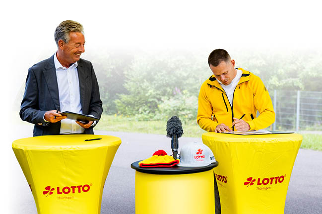 Im Namen von Christopher Grotheer wurde eine Er ffnungsveranstaltung / Auftaktveranstaltung f r die Olympiasaison 25/26 an der Anschubstrecke in der Lotto Th ringen Eisarena organisiert. Mit geladen waren unter anderen Alexander Roediger (Heimtrainer), Herr Julian Vornab (Staatssekret r im Th ringer Finanzministerium) sowie Herr Jochen Staschewski (Gesch ftsf hrer Lotto Th ringen)