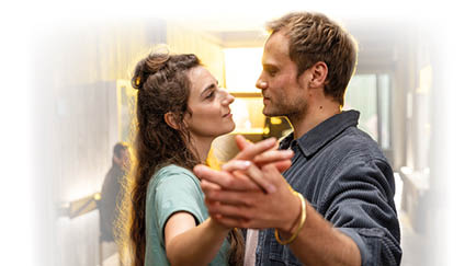 ARD Degeto N CHTE VOR HOCHZEITEN, am Samstag (09.08.25) um 20:15 Uhr im ERSTEN, online first ab Donnerstag (07.08.25) in der ARD MEDIATHEK Dass Paul (Anton Spieker, re.) und Mely (Seyneb Saleh, li.) in der Notaufnahme den Brautwalzer zum Spa ausprobieren, hat weitreichende Folgen. © ARD Degeto Film/Michel Vertongen, honorarfrei - Verwendung gem   der AGB im engen inhaltlichen, redaktionellen Zusammenhang mit genannter Degeto-Sendung und bei Nennung “Bild: ARD Degeto Film/Michel Vertongen" (S2+). ARD Degeto/Programmplanung und Presse, Tel: 069/1509-335, degeto-presse@degeto.de