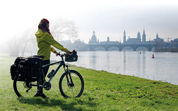 Mit dem Fahrrad vor der Dresdner Skyline Reich an Kunst und Kultur zeigt sich Sachsens Landeshauptstadt vor barocker Kulisse. Voller Lebensfreude genie en die Dresdner auf Stra en und Pl tzen, auf B hnen und mit K nstlern von Weltrang ihre Stadt und laden G ste aus aller Welt ein, es ihnen gleich zu tun. Wie eine Perlenkette reihen sich entlang der Elbe pr chtige Schl sser, monumentale Repr sentationsbauten, historische Villen und romantische Weinberge. Sie pr gen das Dresdner Elbtal als einzigartige Kulturland-schaft. Auf dem Elberadweg oder mit den historischen Raddampfern l sst es sich am sch nsten erkunden. Wer auf dem Elberadweg radelt, ist auf einem der beliebtesten Radwege Deutschlands unterwegs. By bike in front of the Dresden skyline If you ask yourself which Saxon city is worldwide advertising with the cheeky angels from Raphael's Sistine Madonna, then there is only one answer: Dresden. Maybe the angels are also an indication that Dresden is nicknamed “Florence on the Elbe"? However: The epithet shall express that the architecture and art of the more than 800-year-old city form a perfect symbiosis. Lined up like pearls on a string, stately castles, monumental representative buildings, historic mansions and romantic vineyards are located alongside the Elbe. They shape the picture of the Elbe Valley as a unique cultural landscape. The most beautiful way to explore it is either on the Elberadweg (Elbe Cycling Path) or with the historic paddle steamers. Whoever cycles along the cycle path Elberadweg, is on the road on one of Germanys most famous cycling paths.