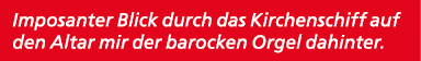 Imposanter Blick durch das Kirchenschiff auf den Altar mir der barocken Orgel dahinter.