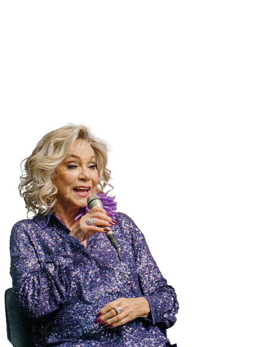 Susanne (Judy Winter) liebt es, im Mittelpunkt zu stehen. Ihr Auftritt begeistert das vereinte Camper-Publikum.