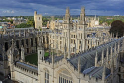 Blick vom Kirchturm der St. Mary the Virgin Kirche auf das All Souls College, Unirversity, Oxford, Oxfordshire, England