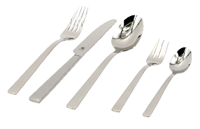 Auf dem Bild sind f nf Besteckteile aus gl nzendem Edelstahl gleichm ig nebeneinander auf einer wei en, glatten Oberfl che angeordnet. Von links nach rechts sieht man:  Eine gro e Gabel mit vier Zinken.  Ein gro es Messer mit glatter Klinge.  Einen gro en L ffel mit ovaler Laffe.  Eine kleine Gabel mit drei kurzen Zinken – vermutlich eine Dessert- oder Kuchengabel.  Einen kleinen L ffel – vermutlich ein Teel ffel.  Alle Besteckteile haben ein schlichtes, modernes Design mit geraden, kantigen Griffen. Das Besteck wirkt hochwertig und elegant.