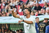 30.08.2025, WWK-Arena, Augsburg, GER, 1. FBL, FC Augsburg vs FC Bayern M?nchen, im Bild Sandro Wagner (FC Augsburg) gibt wild gestikulierend Anweisungen Foto ? nordphoto GmbH / Hafner DFL regulations prohibit any use of photographs as image sequences and/or quasi-video