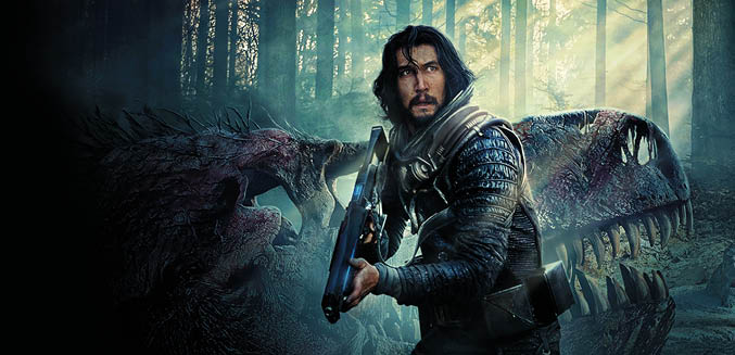 “65": Plakatmotiv, Halbnahe: Mills (Adam Driver) steht mit einem futuristischen Gewehr vor einem verwesten Dinosaurierkopf in Wald.