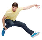 Mann mit freudigem Gesichtsausdruck springt mit nach hinten angwinkelten Beinen vor Freude in die Luft