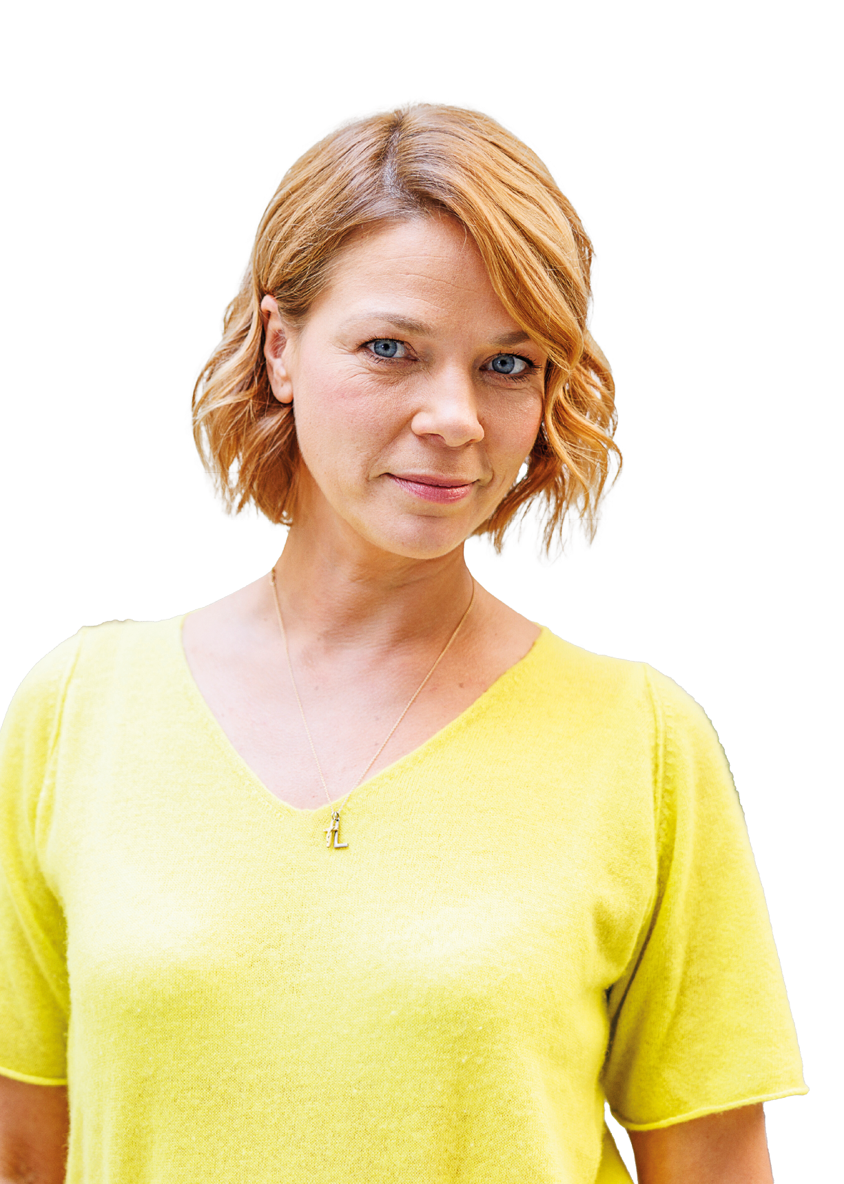 Jessica Schwarz, Schauspielerin, sitzt im Innenhof eines Hamburger Hotels. Der deutsche Spielfilm „Over and Out“, in der Schwarz eine der Hauptrollen spielt feiert am 24. August 2022 Premiere.