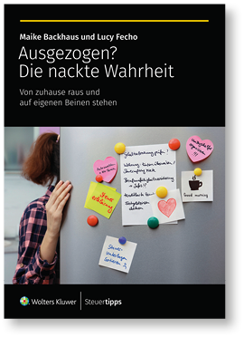 Das Bild zeigt das Cover des Buches „Ausgezogen? Die nackte Wahrheit – Von zuhause raus und auf eigenen Beinen stehen“ von Maike Backhaus und Lucy Fecho. Oben ist der Titel in gro en wei en Buchstaben auf schwarzem Hintergrund platziert. Darunter sieht man ein Foto: Eine Person lehnt den Kopf an eine K hlschrankt r, an der bunte Notizzettel mit Magneten befestigt sind. Auf den Zetteln stehen Dinge wie „Steuererkl rung“, „Steuer-Unterlagen sortieren“, „Good morning“ mit einer Tasse, oder auch eine Erinnerung zur „HU“ beim Auto. Dazu sind einige Zettel in Herzform gestaltet. Unten stehen die Logos „Wolters Kluwer“ und „Steuertipps“.