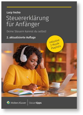 Das Bild zeigt das Cover des Buches „Steuererkl rung f r Anf nger – Deine Steuern kannst du selbst!“ von Lucy Fecho. Es handelt sich um die „2. aktualisierte Auflage“. Der obere Teil ist in dunklem Grau gehalten, darauf steht der Titel in wei er Schrift. Rechts ist ein gelber Kreis mit dem Hinweis „inklusive 2 Musik-Playlists“. Darunter befindet sich ein Foto: Eine junge Frau mit dunklen Locken tr gt einen gelben Pullover und gro e wei e Kopfh rer. Sie sitzt am Tisch, l chelt, und arbeitet konzentriert am Laptop, w hrend sie gleichzeitig Notizen in ein offenes Buch schreibt. Vor ihr stehen auch eine Tasse und ein Smartphone. Unten ist das Logo von „Wolters Kluwer | Steuertipps“ zu sehen.