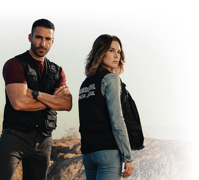 “Weiss & Morales: Ein Plan f r die Zukunft": Ra l Morales (Miguel ngel Silvestre) und Nina Weiss (Katia Fellin) stehen auf felsigem Gel nde.
