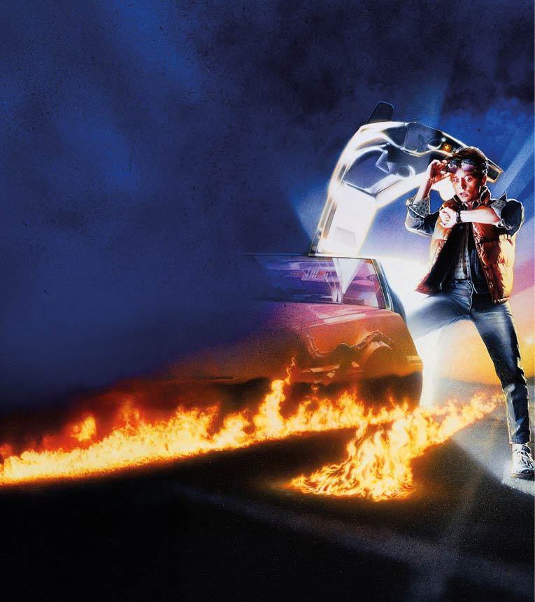 Das Bild zeigt ein ikonisches Filmplakat von „Zur ck in die Zukunft“ mit einer dynamischen, retrofuturistischen Szene. Im Mittelpunkt steht ein junger Mann, der berrascht auf seine Armbanduhr blickt. Er steht neben einem silbernen Auto mit nach oben ge ffneter Fl gelt r, aus dessen Reifen eine feurige Spur auf der Stra e zur ckbleibt. Der Hintergrund zeigt eine dramatische Himmelsszenerie in Blau- und Oranget nen, die Bewegung und Spannung vermittelt. Das Motiv strahlt Abenteuerlust, Tempo und Zeitreise-Atmosph re aus – typisch f r ein Science-Fiction-Kultplakat der 1980er-Jahre.