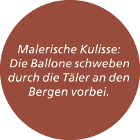 Malerische Kulisse: Die Ballone schweben durch die T ler an den Bergen vorbei.