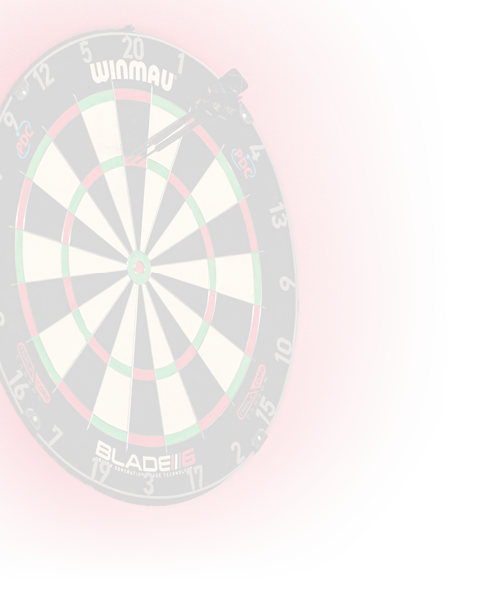Abgesoftet liegt im Hintergrund eine Dartscheibe.