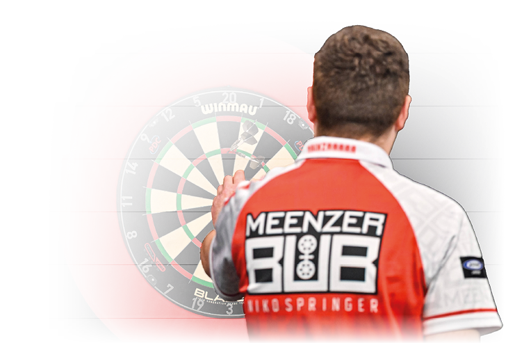 Ein Dartspieler steht an der Dartscheibe und l st die Pfeile aus der Scheibe. Er ist dem Betrachter mit dem R cken zugewandt. Auf seinem roten Shirt steht r ckseitig in wei er Schrift “Meenzer Bub".