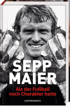 Auf dem Bild ist das Cover eines Buches zu sehen. Es zeigt einen l chelnden Mann in Schwarz-Wei , der beide H nde mit alten, stark beanspruchten Torwarthandschuhen in die Kamera h lt. Der Titel des Buches lautet „Sepp Maier – Als der Fu ball noch Charakter hatte“, erschienen im Coppenrath Verlag.   Das Cover vermittelt eine nostalgische Stimmung und stellt den portr tierten Torh ter – Sepp Maier – als pr gende Pers nlichkeit des Fu balls dar.