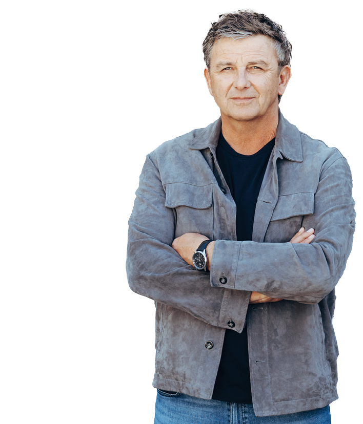 Gespannt wartet Dr. Martin Gruber (Hans Sigl) auf die Landung seiner Mutter.