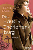 Frau mit hochgesteckten Haaren und braunem Mantel vor rotem Hintergrund mit Stra enlaternen, daneben der Schriftzug 'Beate Sauer Das Haus in Charlottenburg Roman HEYNE'.