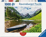 Puzzleverpackung mit einem See in den Bergen, einem Boot am Ufer und bewaldeten H ngen unter bew lktem Himmel.