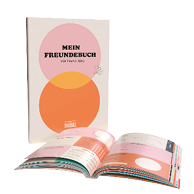 Ein Freundebuch f r Erwachsene mit zwei berlappenden Kreisen in Rosa und Orange auf dem Einband, davor ein aufgeklapptes Buch mit farbigen Seiten und Registerkarten.