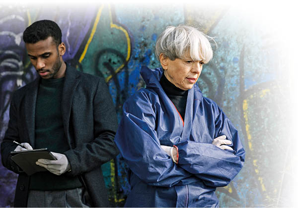 ARD Degeto Film und Radio Bremen: TATORT: WENN MAN NUR EINEN RETTEN K NNTE, am Sonntag (25.01.26) um 20:15 Uhr im ERSTEN. Gerichtsmedizinerin Edda Bingley (rechts, Helen Schneider) und Patrice Schipper (links, Tijan Njie) vom KDD untersuchen den Tatort. © Radio Bremen/Magdalena Stengel, honorarfrei - Verwendung gem   der AGB im engen inhaltlichen, redaktionellen Zusammenhang mit genannter ARD Degeto Film- und Radio Bremen-Sendung bei Nennung “Bild: Radio Bremen/Magdalena Stengel" (S2+). Radio Bremen, Kommunikation/Presse, 28100 Bremen, Tel: 0421/246-41050, presseinfo@radiobremen.de, www.radiobremen.de