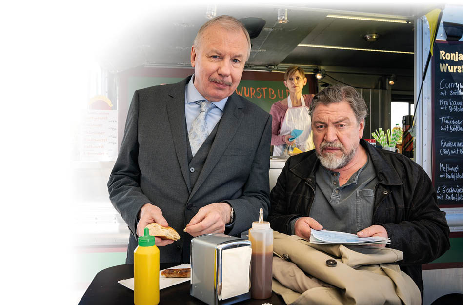 ARD/WDR DAS MILLIONENSCHNITZEL, “Freitag im Ersten", Regie: Wolfgang Murnberger, Buch: Gabriele Graf und Katja Kittendorf, am Freitag (27.02.26) um 20:15 Uhr im ERSTEN. Wolfgang Krettek (Ludger Pistor, l) und G nther Kuballa (Armin Rohde, r) mit Ronja (Katharina Schmalenberg, im Hintergrund). © WDR/Bavaria Fiction/Thomas Kost, honorarfrei - Verwendung gem  der AGB im engen inhaltlichen, redaktionellen Zusammenhang mit genannter WDR-Sendung bei Nennung "Bild: WDR/Bavaria Fiction/Thomas Kost" (S2+). WDR Kommunikation/Redaktion Bild, K ln, Tel: 0221/220 -7132 oder -7133, Fax: -777132, bildkommunikation@wdr.de