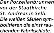 Der Porzellanbrunnen vor der Stadtkirche St. Andreas in Selb. Die wei en S ulen symbolisieren die einst rauchenden Fa...