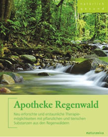 Buchcover von “Apotheke Regenwald" - Das Motiv zeigt einen Bachlauf an dessen Ufern sattgr ne Vegetation aufragt. im unteren Viertel des Covers schlie t eine hellgr ne Banderole ab, auf dem Titel und zus tzliche Informationen in Dunkelgr n aufgedruckt sind.