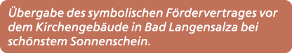  bergabe des symbolischen F rdervertrages vor dem Kirchengeb ude in Bad Langensalza bei sch nstem Sonnenschein. 