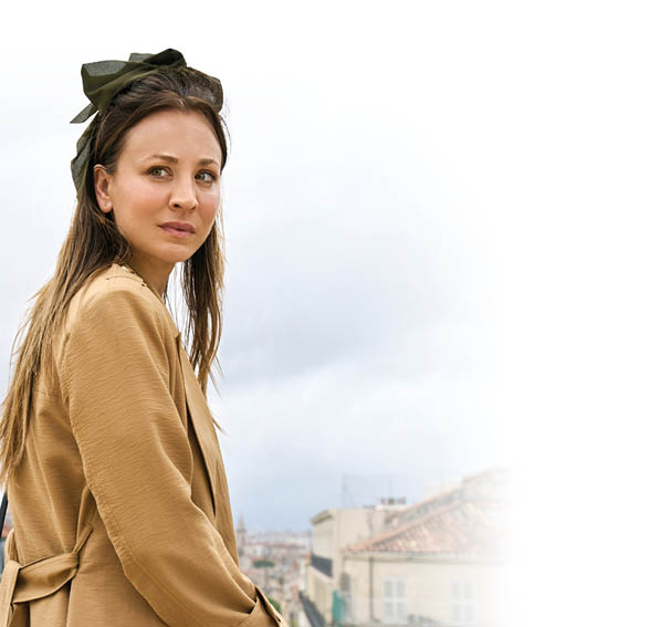 ARD Degeto VANISHED - VERTRAUST DU IHM, “Folge 1", am Samstag (21.03.26) um 22:05 Uhr im ERSTEN, online first ab Freitag (13.03.26) in der ARD MEDIATHEK Niemand glaubt ihr: Alice (Kaley Cuoco) ist auf sich gestellt. © AGC Studios/Fragile Film/MGM+/ARD Degeto Film/Bruno Calvo, honorarfrei - Verwendung gem  der AGB im engen inhaltlichen, redaktionellen Zusammenhang mit genannter Degeto-Sendung und bei Nennung "Bild: AGC Studios/Fragile Film/MGM+/ARD Degeto Film/Bruno Calvo" (S2+). ARD Degeto/Programmplanung und Presse, Tel: 069/1509-335, degeto-presse@degeto.de