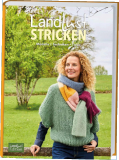 Das Bild zeigt das Cover eines Strickbuchs mit dem Titel „Landlust STRICKEN“. Der Schriftzug steht gro in wei er Schrift im oberen Bereich. Darunter steht kleiner der Untertitel „Modelle – Techniken – Tipps“.    Im Vordergrund steht eine l chelnde Frau mit lockigem, schulterlangem, blondem Haar. Sie tr gt einen locker gestrickten, salbeigr nen Pullover mit weiten  rmeln. Um den Hals liegt ein mehrfarbiger, gestrickter Schal in Grau, Senfgelb, Rosa und Dunkelrot.    Die Frau lehnt entspannt an einem Holzzaun und blickt leicht nach rechts. Sie wirkt ruhig und zufrieden.    Die Szene spielt im Freien auf einer gr nen Wiese. Im Hintergrund stehen B ume mit frischem, hellgr nem Laub, was auf Fr hling oder Fr hsommer hinweist. Der Himmel ist hell und leicht bew lkt.    Unten links befindet sich ein kleines gr nes Logo mit der Aufschrift „Landlust Edition“.