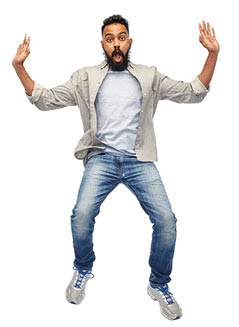 Mann mit erstauntem Gesichtsausdruck springt vor Freude in die Luft