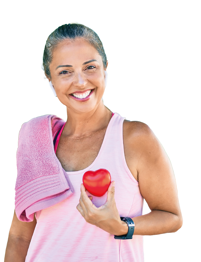 Das Bild zeigt eine l chelnde Frau im Freien, die direkt in die Kamera blickt. Sie hat dunkle Haare, die nach hinten gebunden sind, und tr gt ein hellrosa Sport-Top.    ber ihrer linken Schulter liegt ein rosa Handtuch, das sie locker festh lt. In der rechten Hand h lt sie ein rotes, herzf rmiges Objekt, vermutlich ein Symbol f r Gesundheit oder Fitness.    Am Handgelenk tr gt sie eine dunkle Fitnessuhr oder ein Armband.    Der Hintergrund ist unscharf und gr n, was auf eine Umgebung im Freien, wie einen Park oder Garten, hindeutet. Die Lichtstimmung ist hell und freundlich.