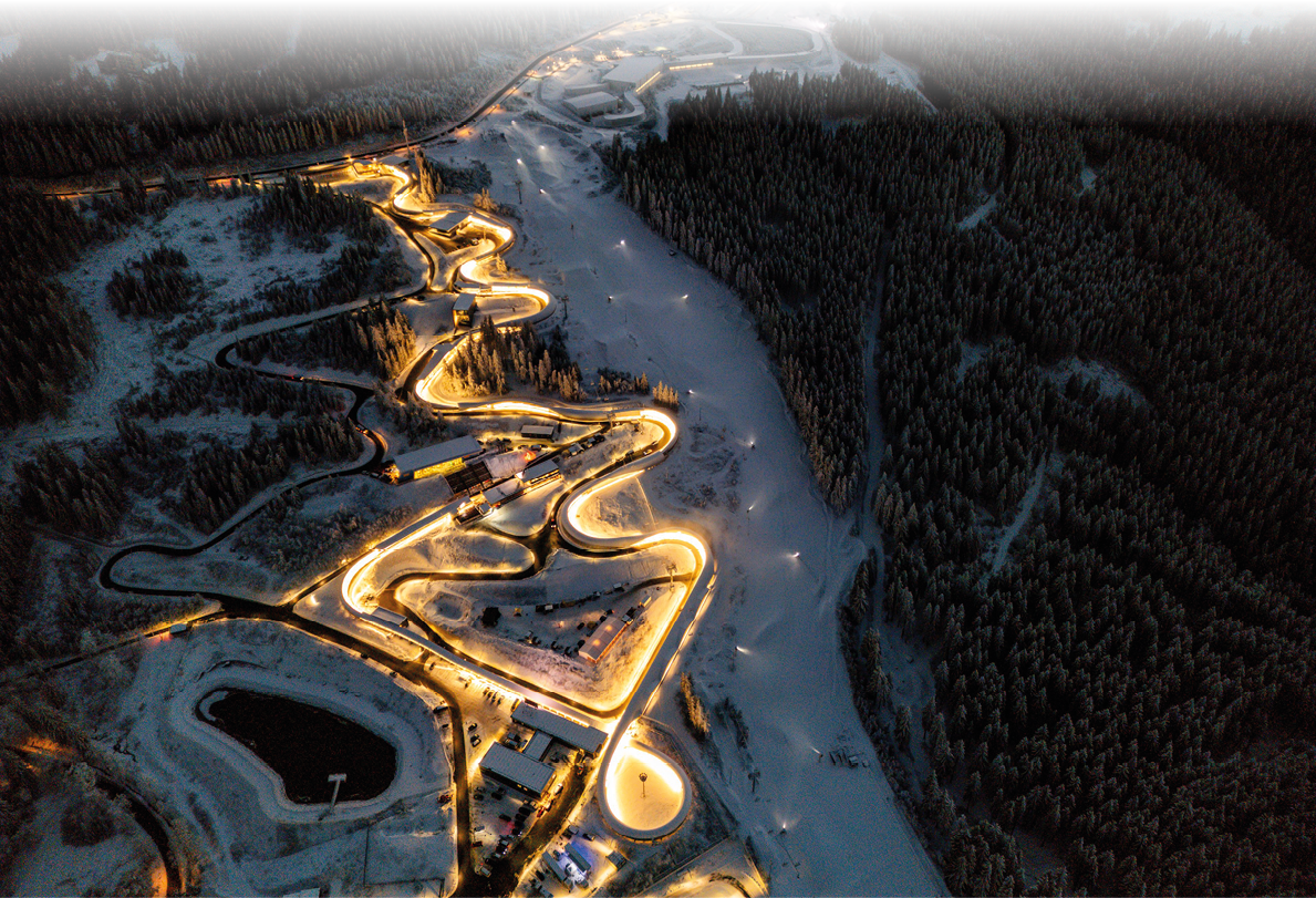 Luftaufnahme der Beleuchteten Rennrodelbahn