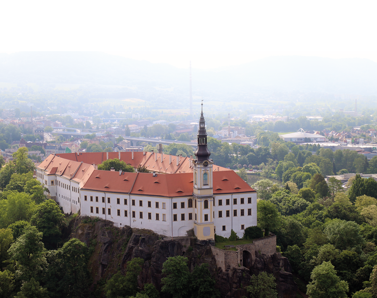 CZ_Decin_Schloss ist auf einem ber 50 m hohen Fels errichtet