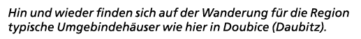 Hin und wieder finden sich auf der Wanderung f r die Region typische Umgebindeh user wie hier in Doubice (Daubitz).