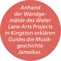 Anhand der Wandgem lde des Water Lane Arts Projects in Kingston erkl ren Guides die Musikgeschichte Jamaikas.