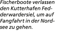 Fischerboote verlassen den Kutterhafen Fedderwardersiel, um auf Fangfahrt in der Nordsee zu gehen.