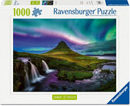 Ein Puzzle mit 1000 Teilen zeigt eine Landschaft mit einem markanten Berg, Wasserf llen und einem Himmel, der von bunten Nordlichtern erleuchtet wird. Beschreibung von KI generiert