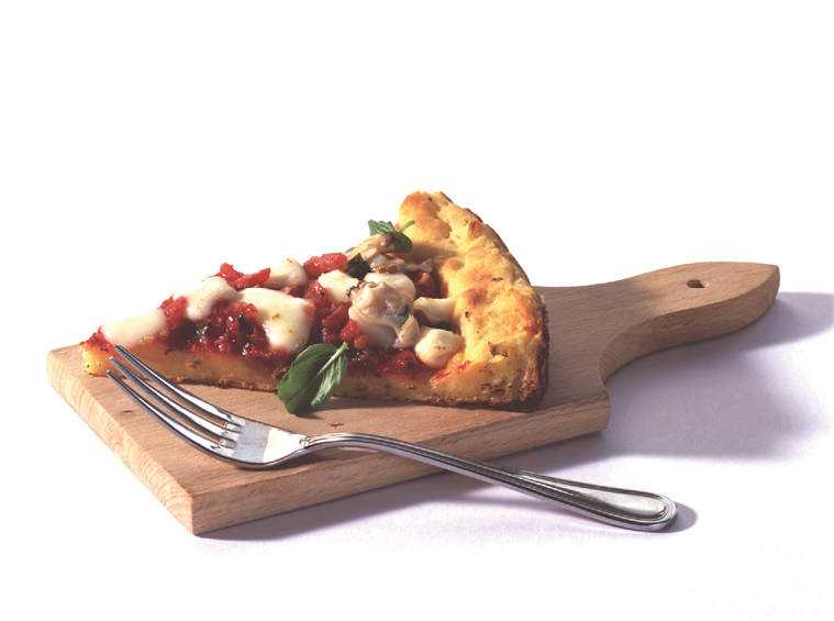 Zwei Pizzast cke mit Tomatensauce, K se und Basilikum liegen auf einem Holzbrett neben einer Gabel.   Beschreibung von KI generiert