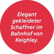 Elegant gekleideter Schaffner im Bahnhof von Keighley.