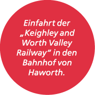Einfahrt der „Keighley and Worth Valley Railway“ in den Bahnhof von Haworth.
