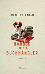 Ein braun-wei er Hund sitzt auf einem roten Kissen neben einem Stapel B cher auf dem Buchcover von Camille Pag ns Roman „Haruld und der Buchh ndler“. Beschreibung von KI generiert