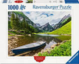 Puzzleverpackung mit einem See in den Bergen, einem Boot am Ufer und bewaldeten H ngen unter bew lktem Himmel.